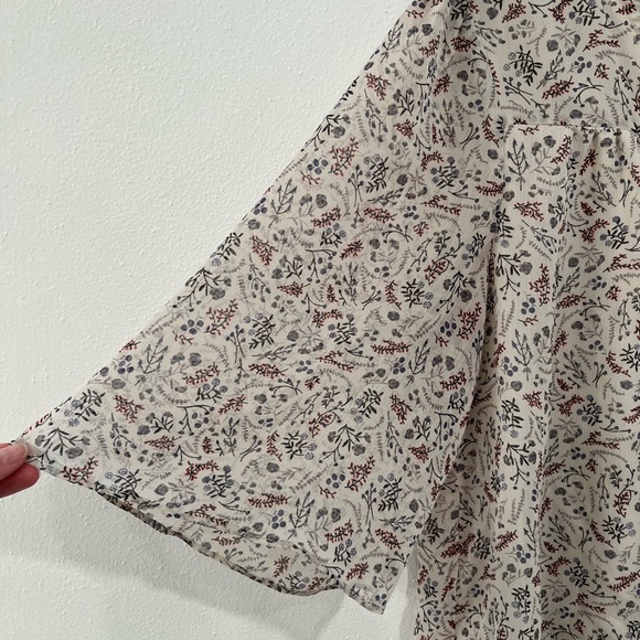 PLEIONE floral boho prairie bell sleeve v-neck blouse size small - Picture 4 of 10